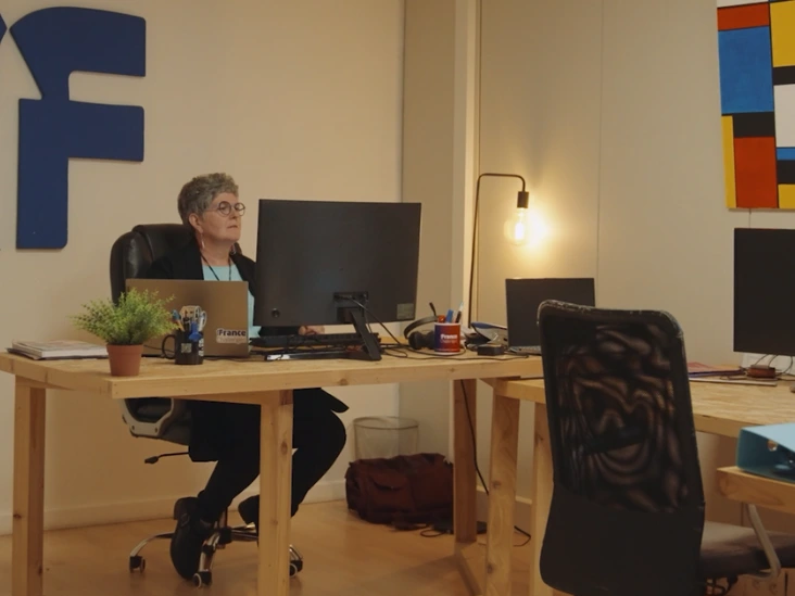 image représentant Martine dans son bureau