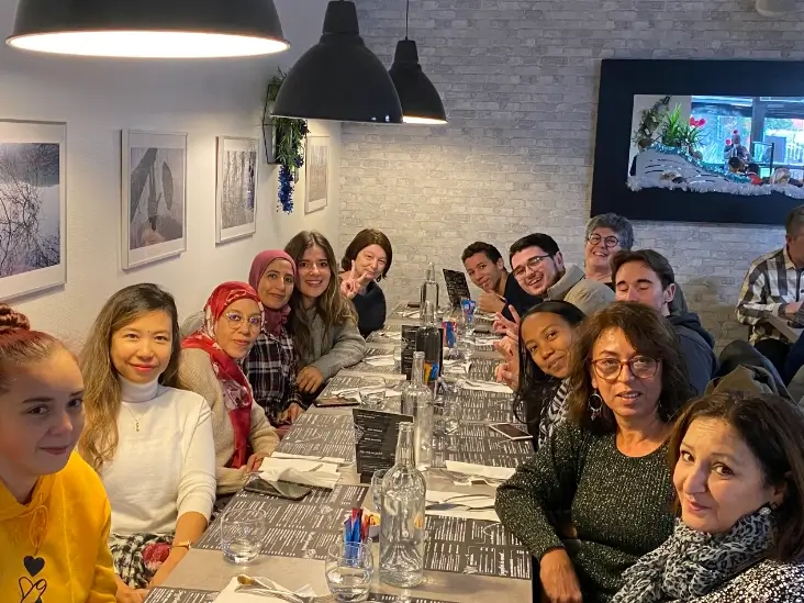image représentant l'équipe de France Challenge lors d'un repas au restaurant