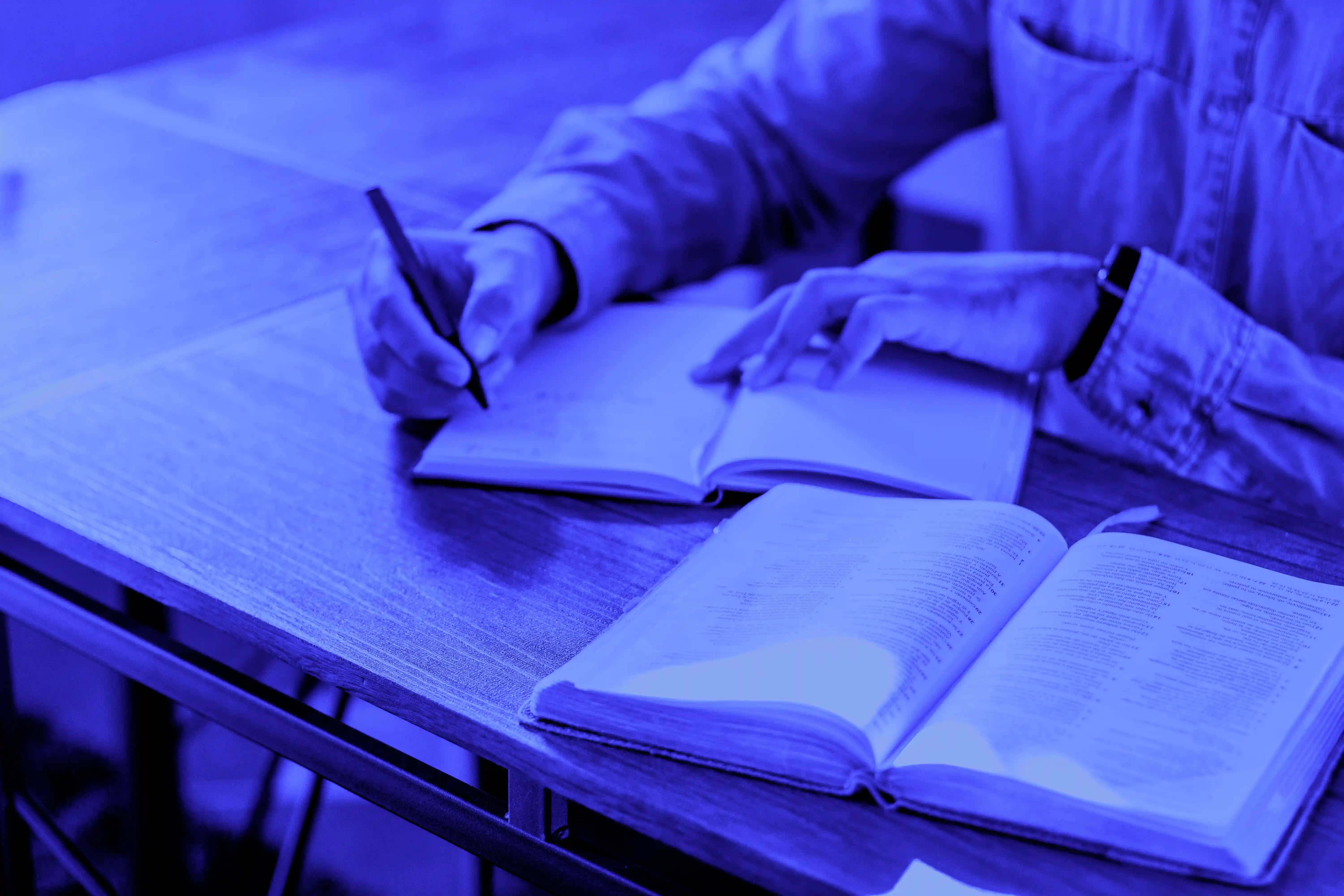 homme qui écrit sur un livre